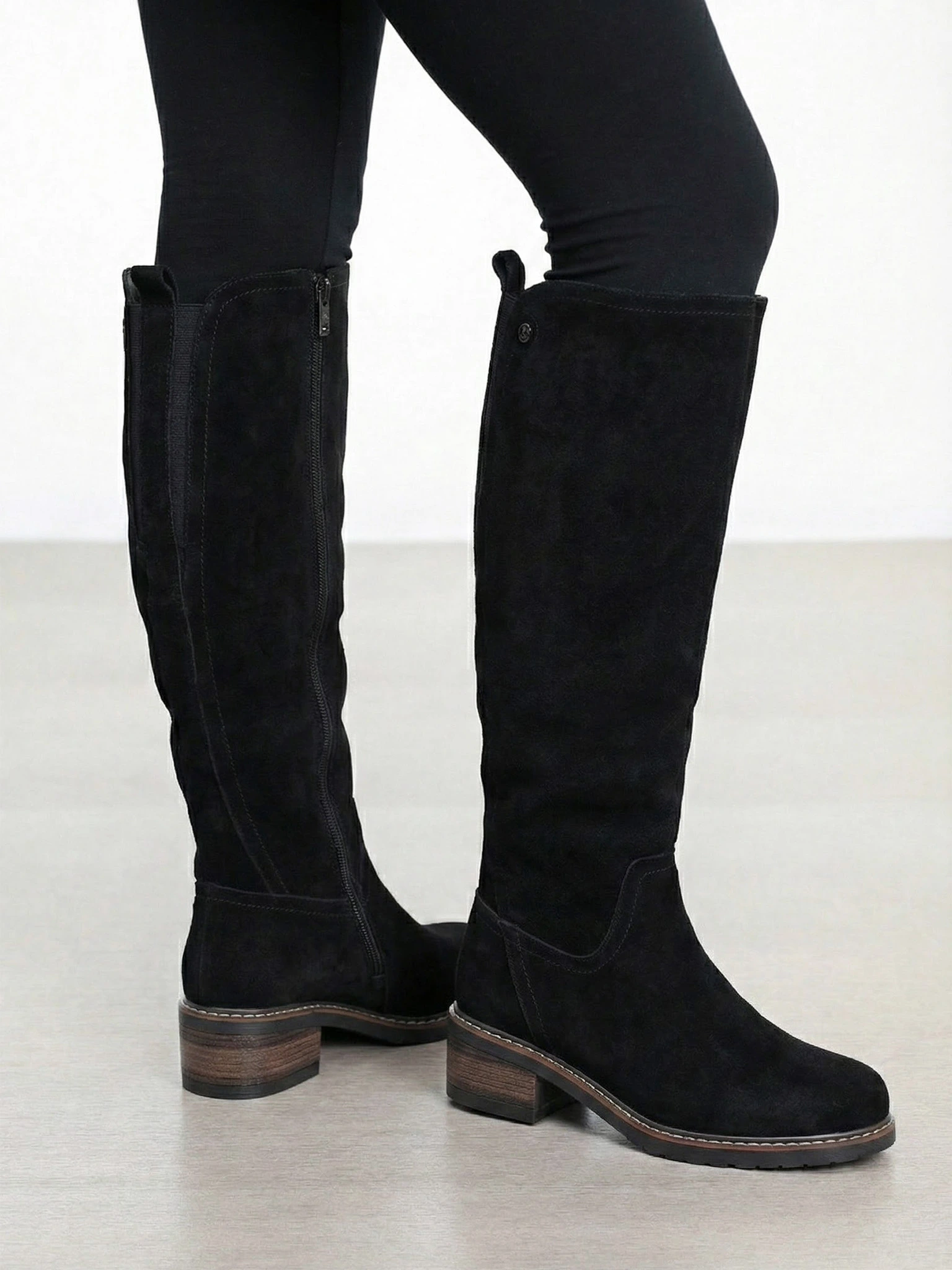 Сапоги черного цвета из натуральной замши на среднем каблуке